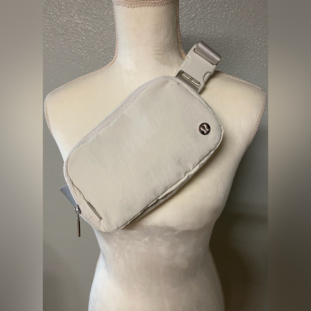 Lululemon Everywhere Belt Bag